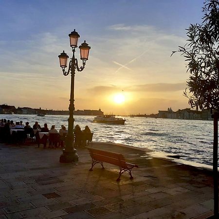 3 Windows On St Mark - Waterfront Apartment Venesia Bagian luar foto