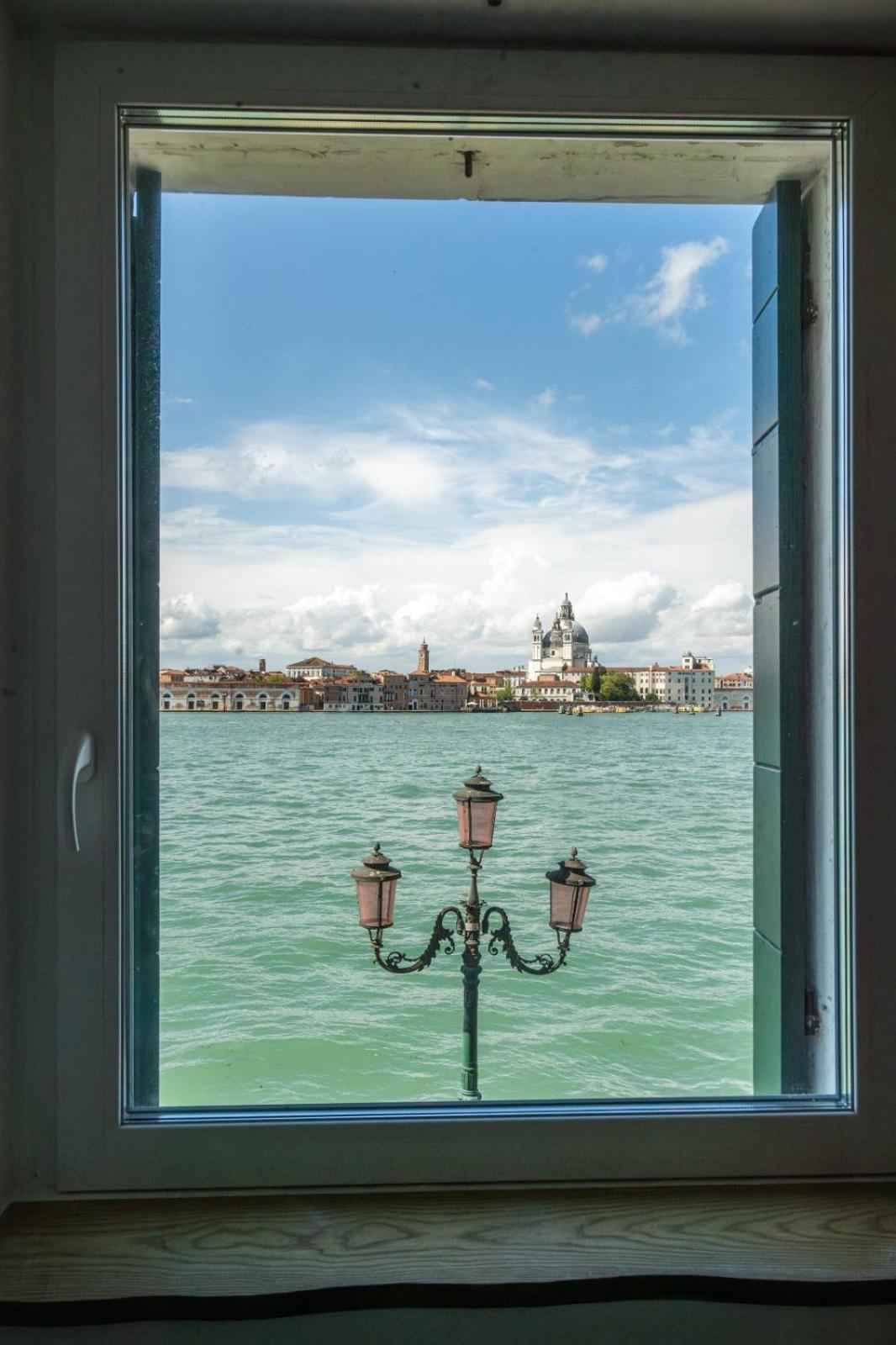 3 Windows On St Mark - Waterfront Apartment Venesia Bagian luar foto