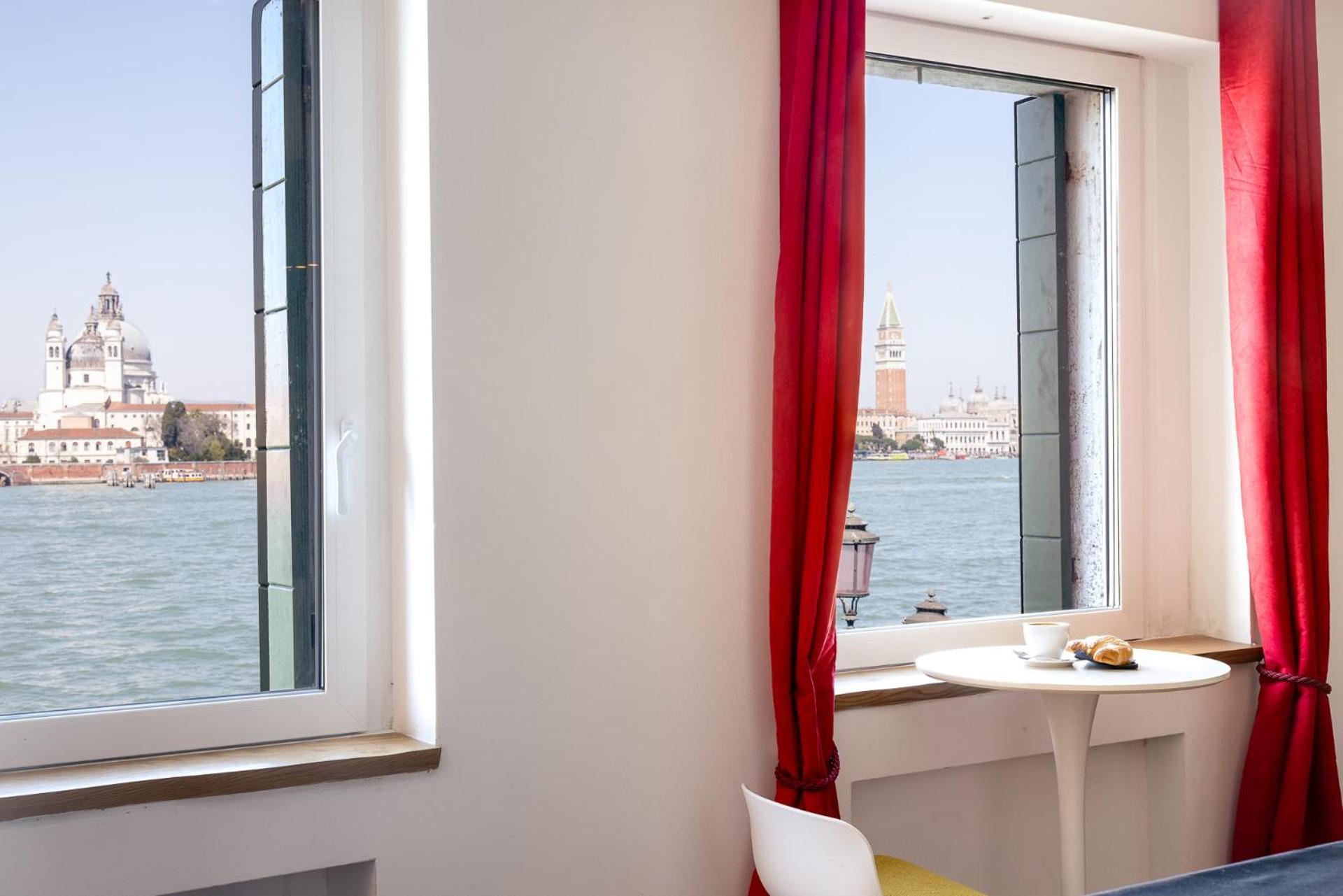 3 Windows On St Mark - Waterfront Apartment Venesia Bagian luar foto