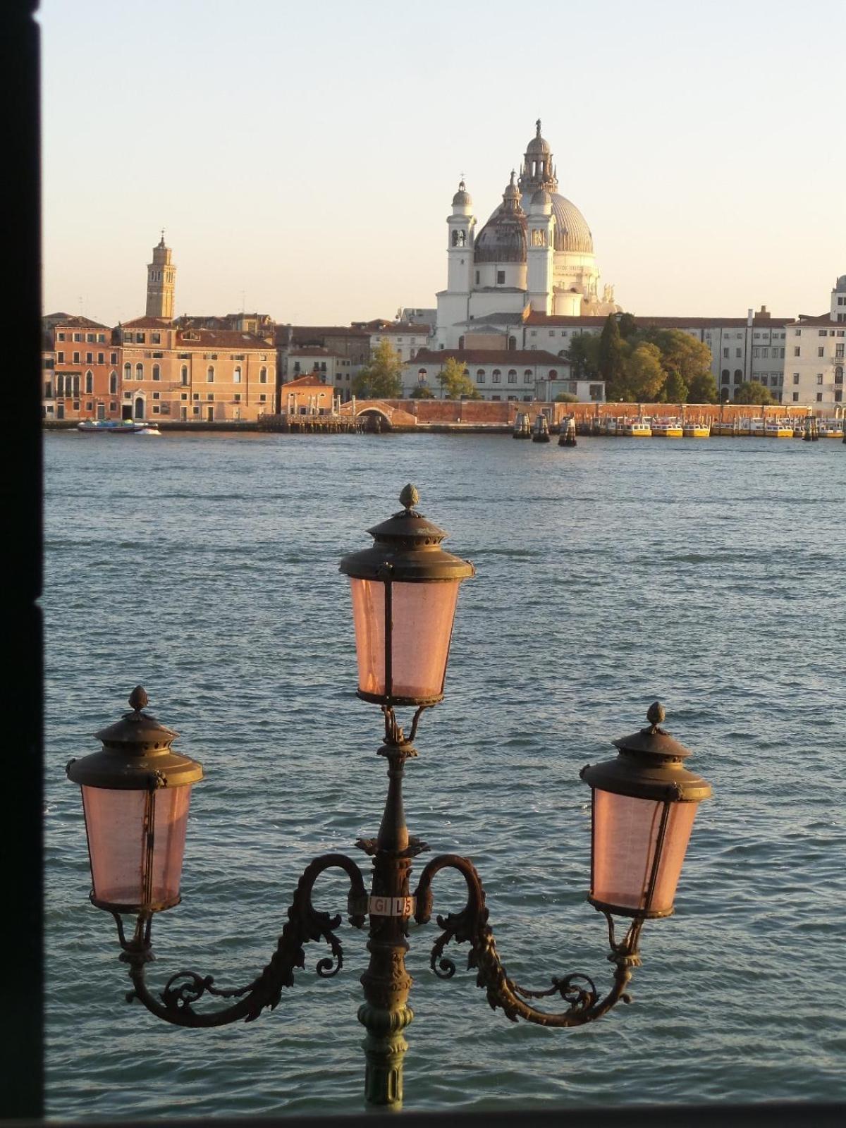 3 Windows On St Mark - Waterfront Apartment Venesia Bagian luar foto