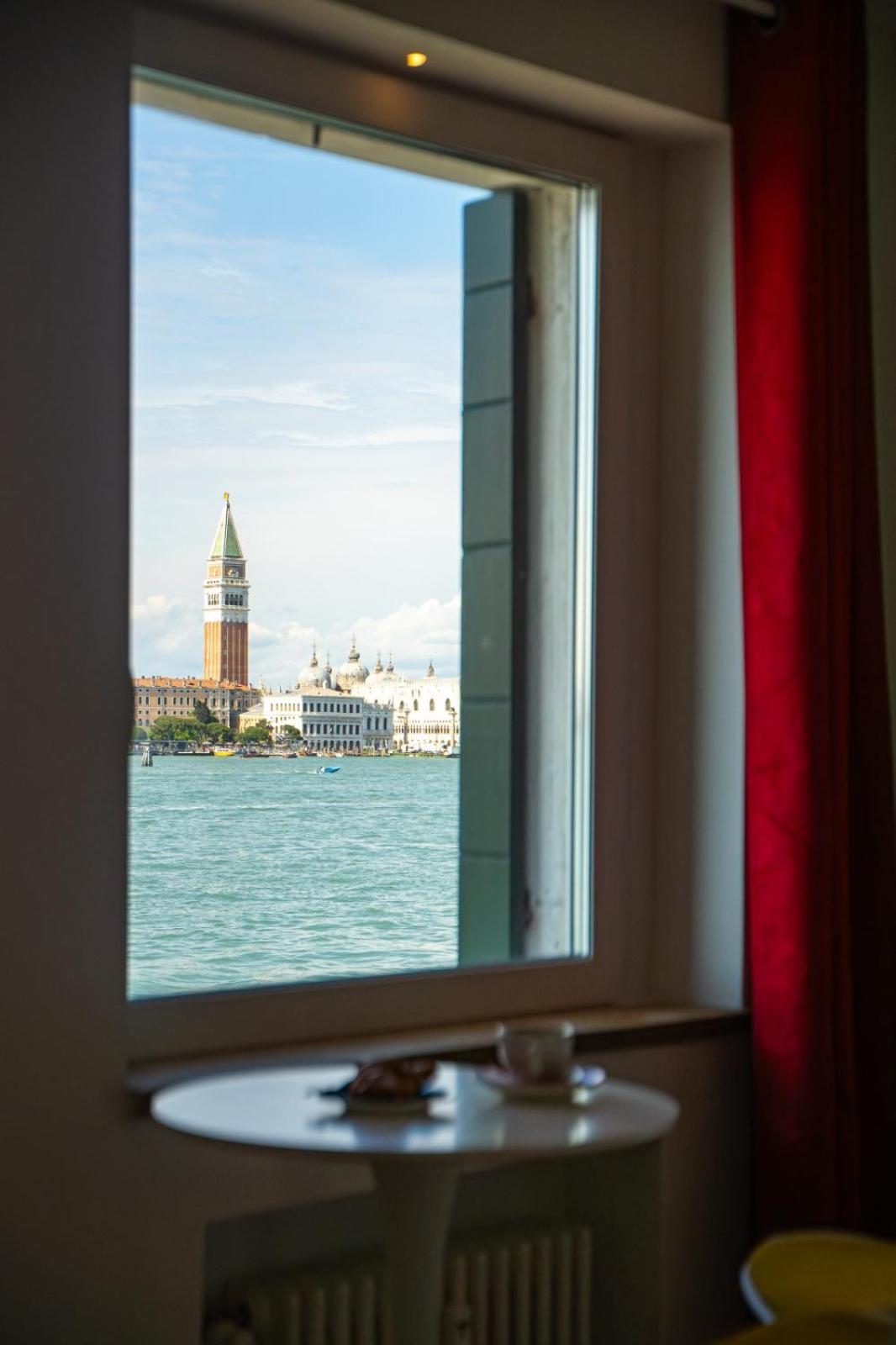 3 Windows On St Mark - Waterfront Apartment Venesia Bagian luar foto