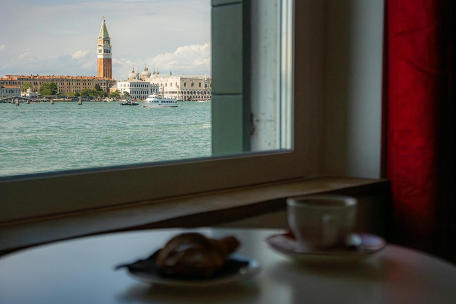 3 Windows On St Mark - Waterfront Apartment Venesia Bagian luar foto