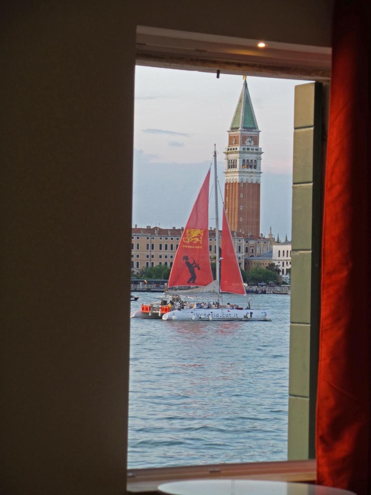 3 Windows On St Mark - Waterfront Apartment Venesia Bagian luar foto